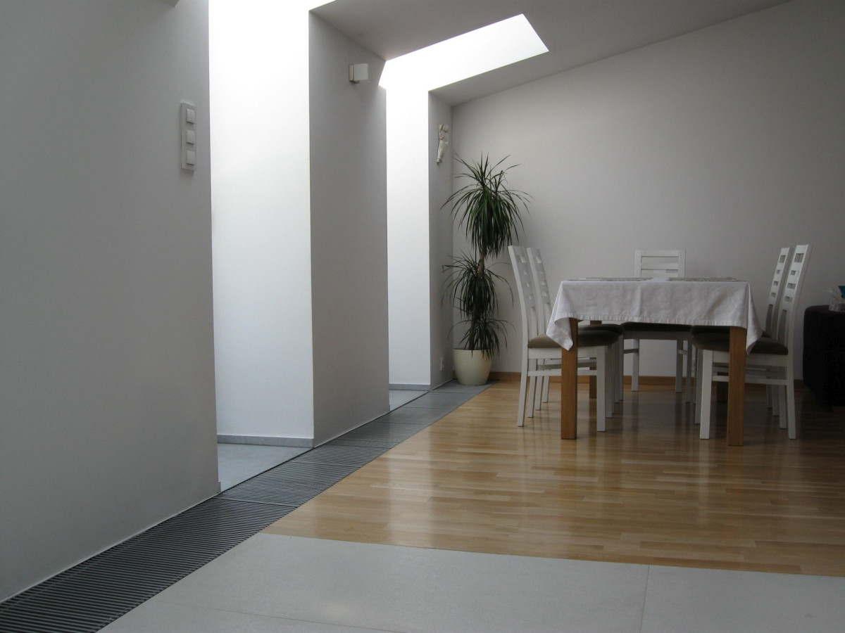 Hybrydowe ogrzewanie – praktyczne zalety współpracy podłogówki i grzejników kanałowych