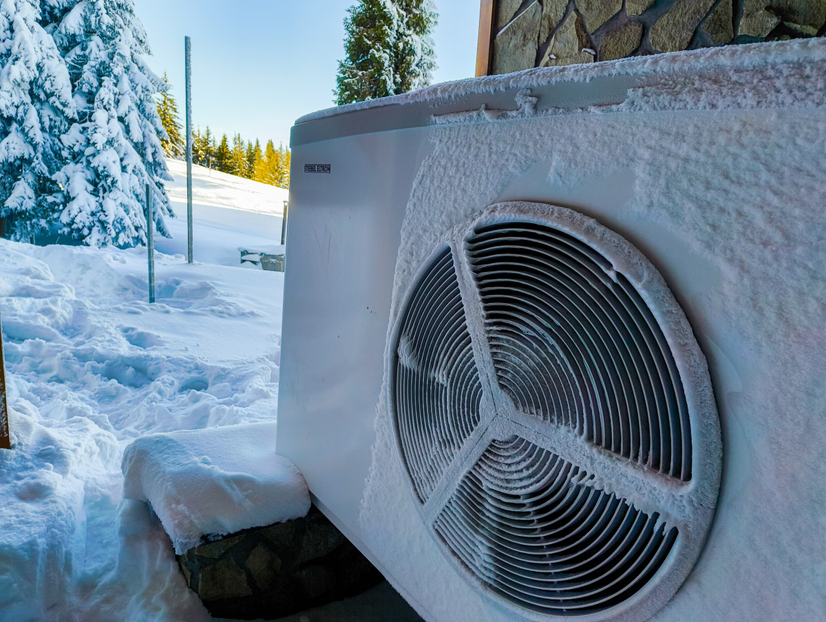 Jak renomowani producenci chronią pompy ciepła przed mrozem?