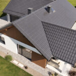 Poruszanie się po dachówkach ceramicznych bez odpowiednich zabezpieczeń może prowadzić do ich uszkodzenia