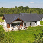 Coraz większa świadomość ekologiczna przyczynia się do zmiany podejścia do projektowania i realizacji domów jednorodzinnych