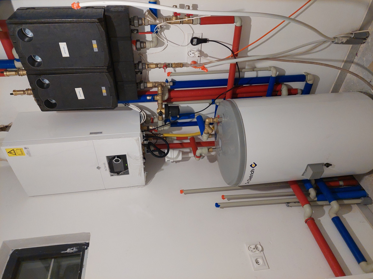 Nowoczesny gazowy kocioł kondensacyjny z podgrzewaczem c.w.u. od De Dietrich w nowym domu jednorodzinnym w Warszawie [case study]