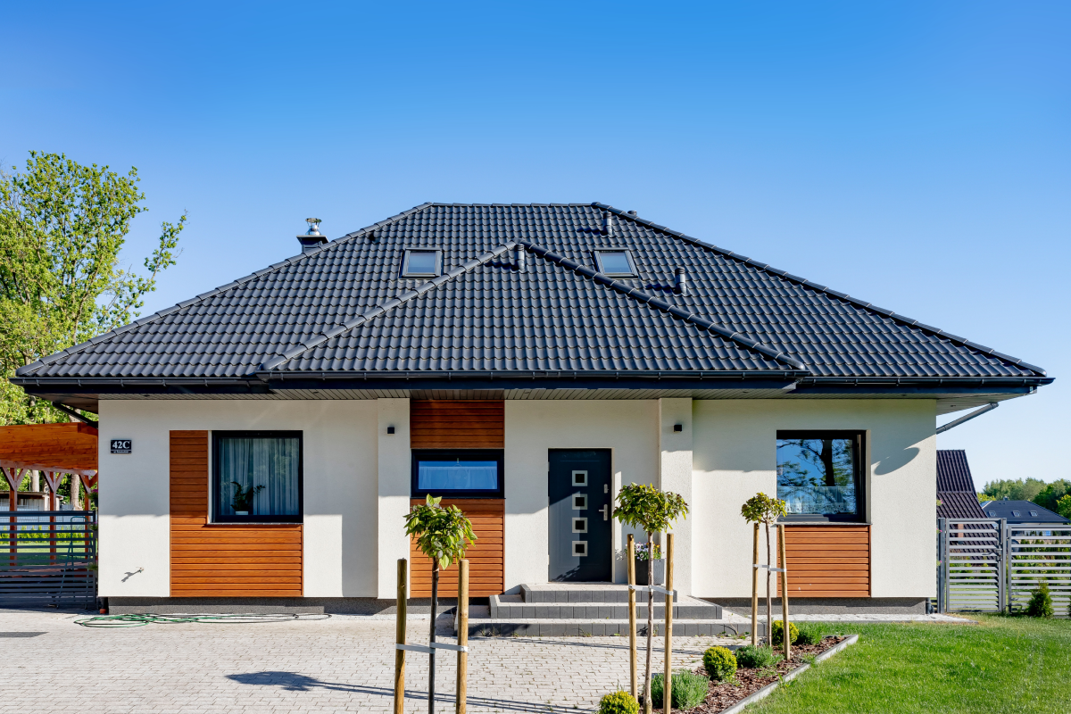 Dylematy inwestora: zanim wybierzesz pokrycie dachowe – zadaj sobie te 5 pytań